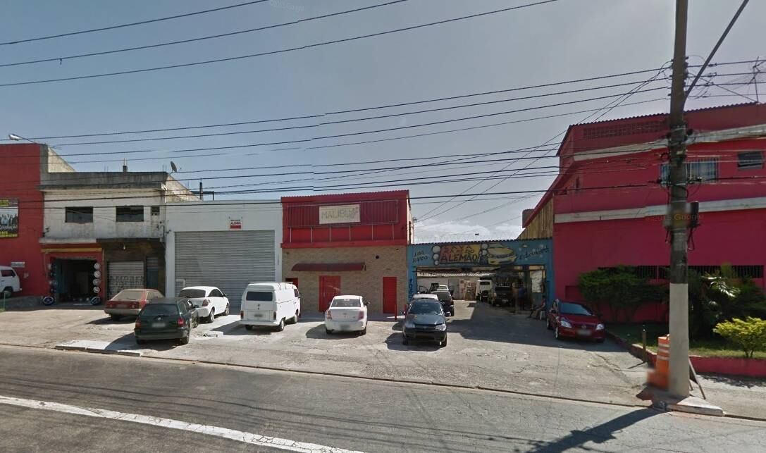 Elas estariam lá há 12 horas, pois a casa não abre às segundas