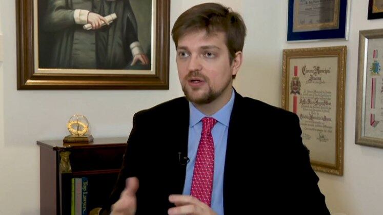 Segundo o advogado Flávio Filizzola, o crime de estelionato tem previsão legal e pena de reclusão de um a cinco anos. Ele recomenda a via judicial para quem ficou no prejuízo, e extrair o máximo de informações possível do vendedor. Recomenda, também, não confiar em perfis novos e controlar a ansiedade para não comprar de imediato, além de informar à polícia das atividades suspeitas