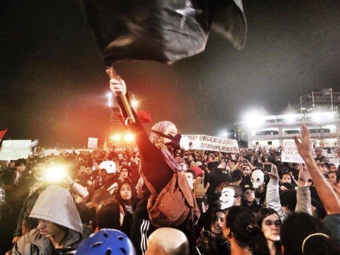 Manifestante protesta perto do palco da JMJ