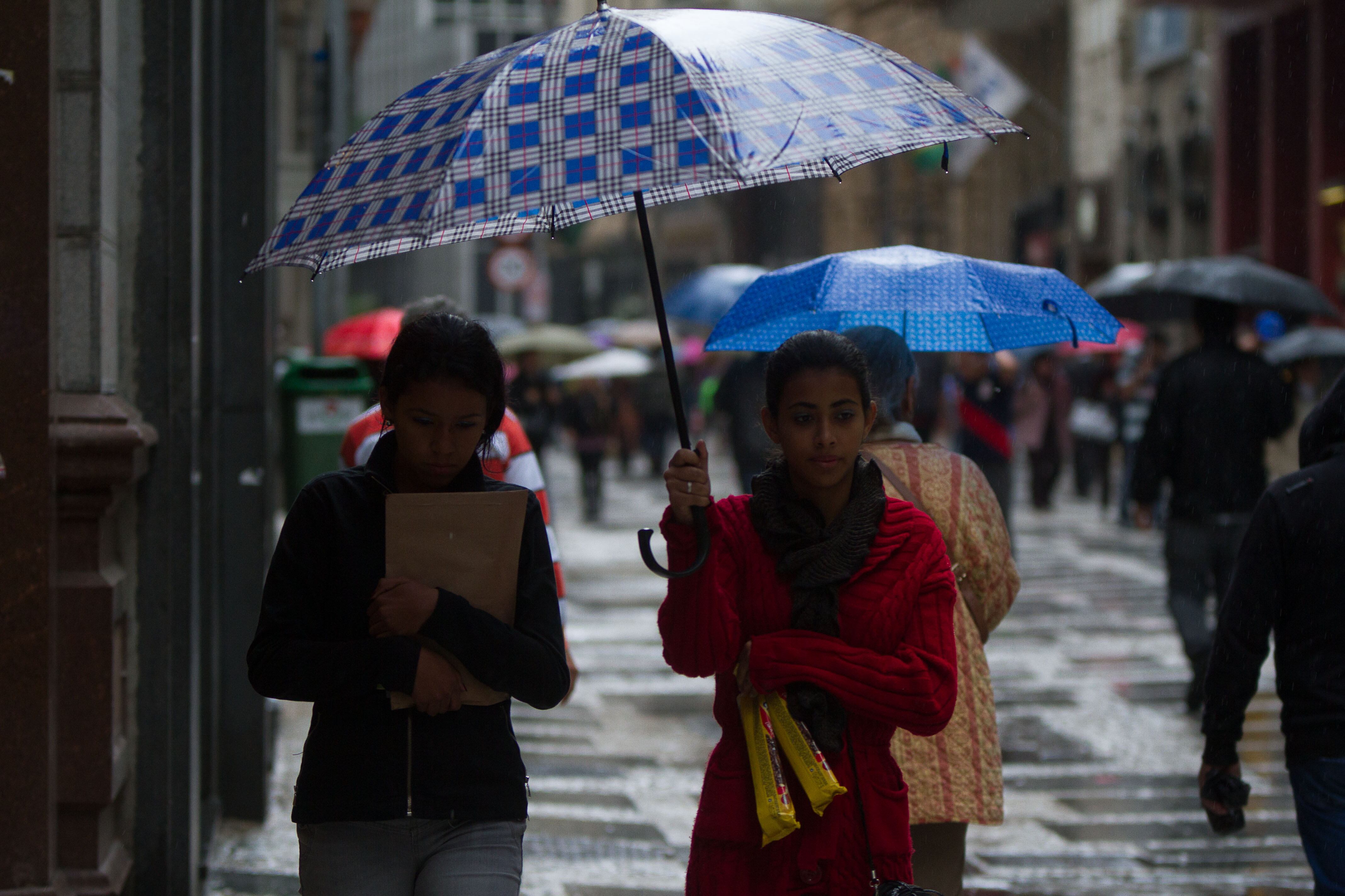 Chuva chegou a deixar cidade em estado de atenção nesta segunda-feira