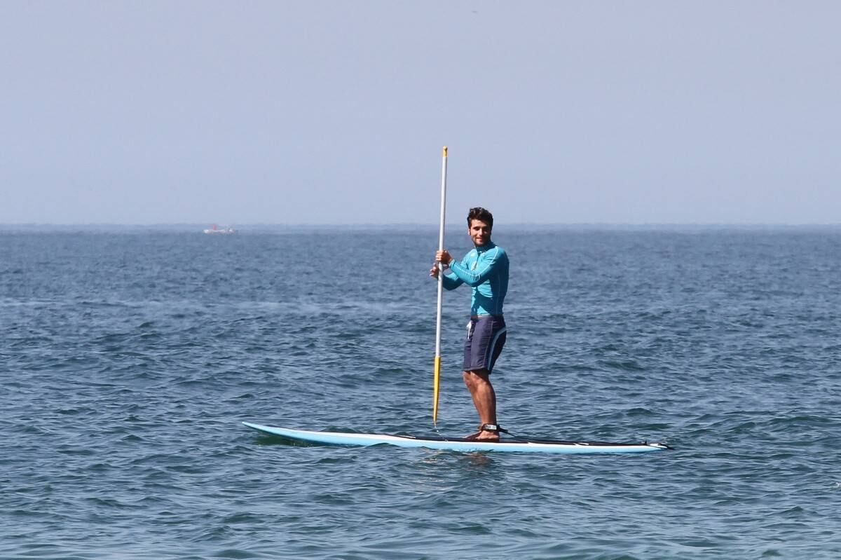 Bruno Gagliasso e Ricardo Pereira praticam stand up paddle na praia da Barra da Tijuca, no Rio
