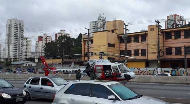 Equipes resgatam vítimas em acidente na avenida Salim Farah Maluf