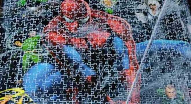 Colar o quebra-cabeça com cola branca é uma boa opção para expor a imagem