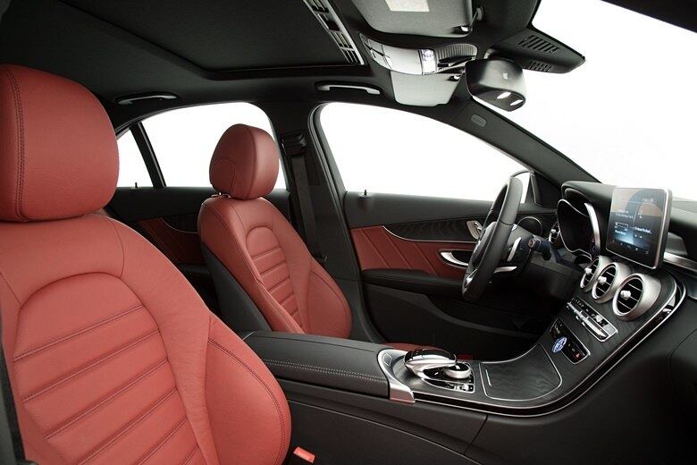 No caso do C 300 Sport, os assentos têm formato esportivo e são forrados em couro natural