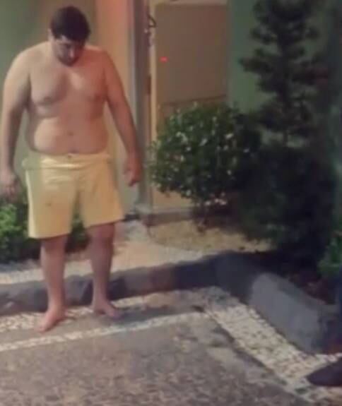 Foram necessários dez policiais militares para conter o lutador

*A foto mostra o lutador sendo preso em flagrante