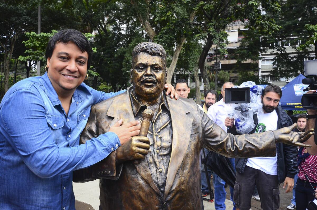 A estátua, confeccionada em bronze, tem 650 kg e 1,80 m de altura