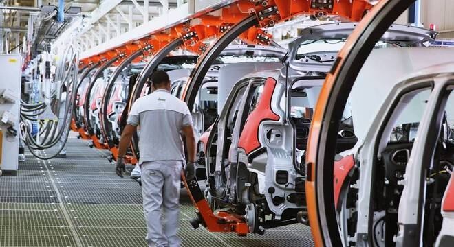 Em comparação com o mês anterior, houve uma queda de 15,06%