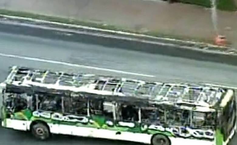 Este não foi o único caso de fogo em ônibus. Após um problema no motor, um ônibus pegou fogo no Eixo Monumental, área central de Brasília, em frente à Torre de TV. O fogo começou segundos após os passageiros descerem do veículo a pedido do motorista. Veja como foi


