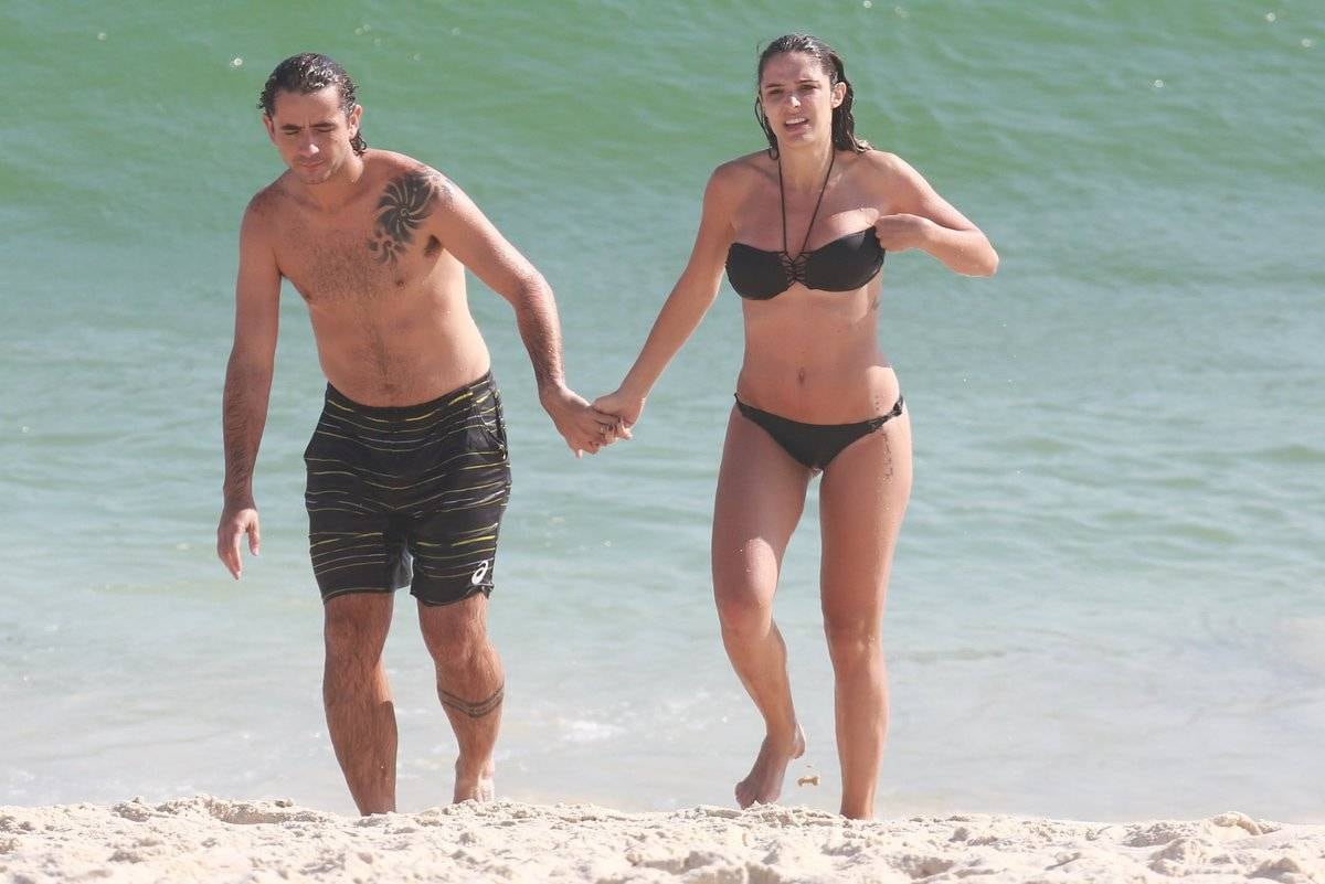 Rafa Brites e Felipe Andreoli curtem dia de sol em praia do Rio de Janeiro