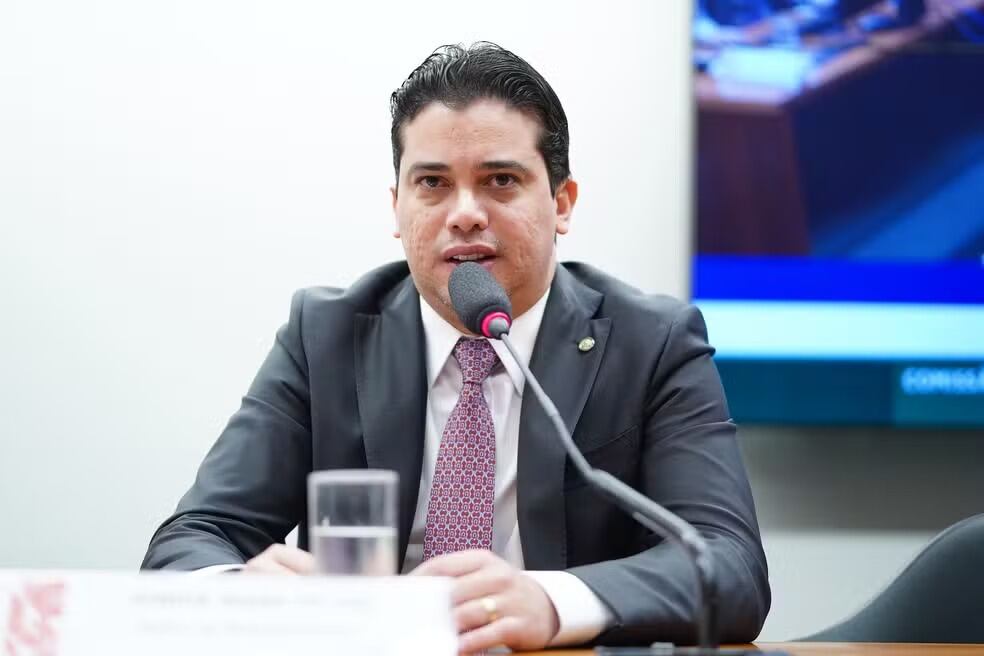Um dos mandados está sendo cumprido no gabinete do deputado federal Júnior Mano (PSB-CE)