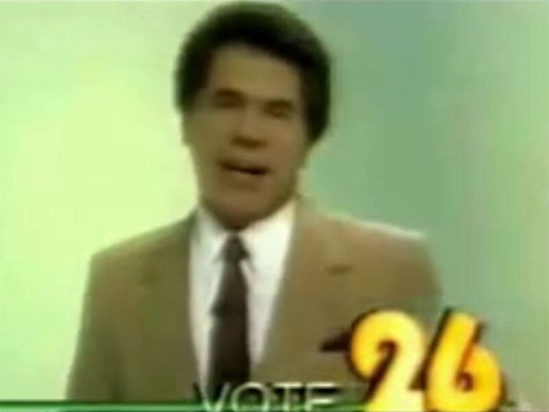 A figura mais exótica das eleições de 1989 seria, contudo, o
apresentador Silvio Santos. O empresário não chegou ao fim do pleito, mas fez
campanha, em ritmo de “Silvio Santos vem aí”, mas com uma pequena alteração na
letra: “Silvio Santos já chegou e é o 26”
