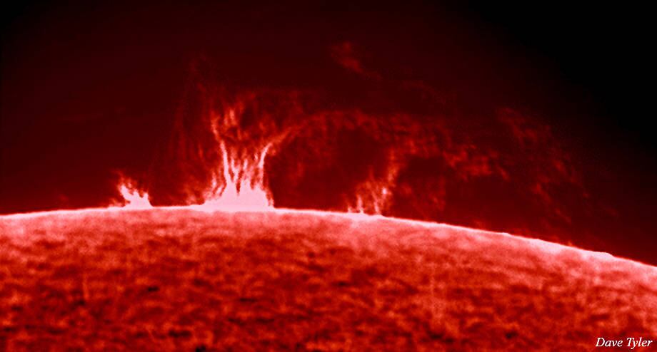 O britânico disse ao jornal Daily Mail que suas imagens favoritas são as que mostram explosões solares nos limites do Sol, criando um efeito 3D