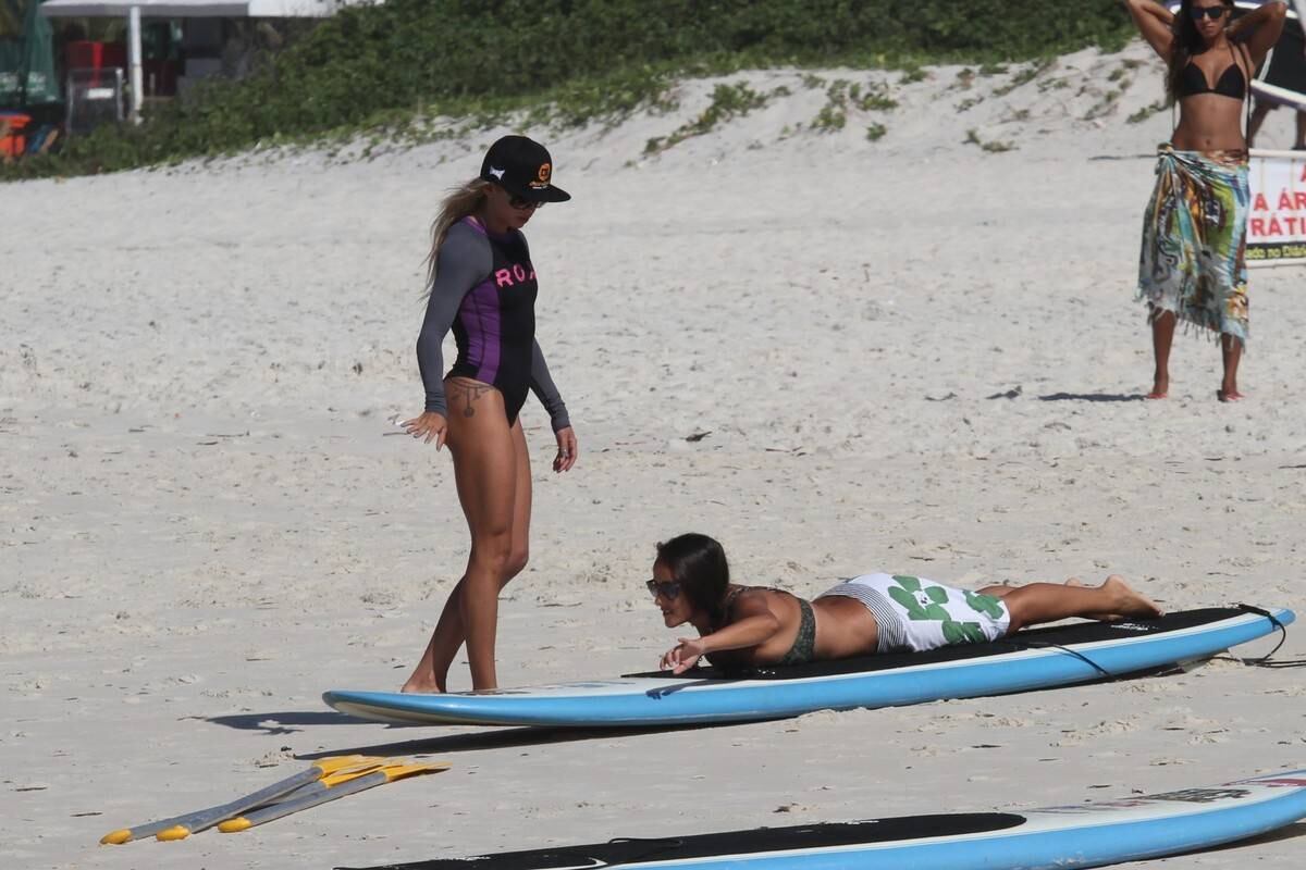 Bruno Gagliasso e Ricardo Pereira praticam stand up paddle na praia da Barra da Tijuca, no Rio
