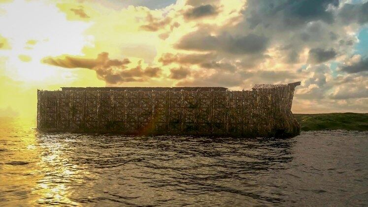 Os dias passam e a convivência na arca começa a estremecer. Tali, esposa de Cam, perde a paciência e quer sair da embarcação a qualquer custo, mas Noé pede que ela tenha calma e confie em Deus para os avisar o momento certo para desembarcar. 