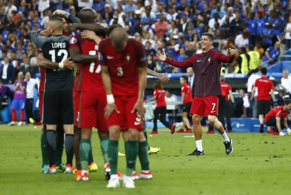 Mesmo com um curativo na coxa esquerda, atingida com
violência pelo francês Payet, o atacante do Real Madrid não saiu da beira do
campo até o final do jogo e comemorou muito o gol na prorrogação