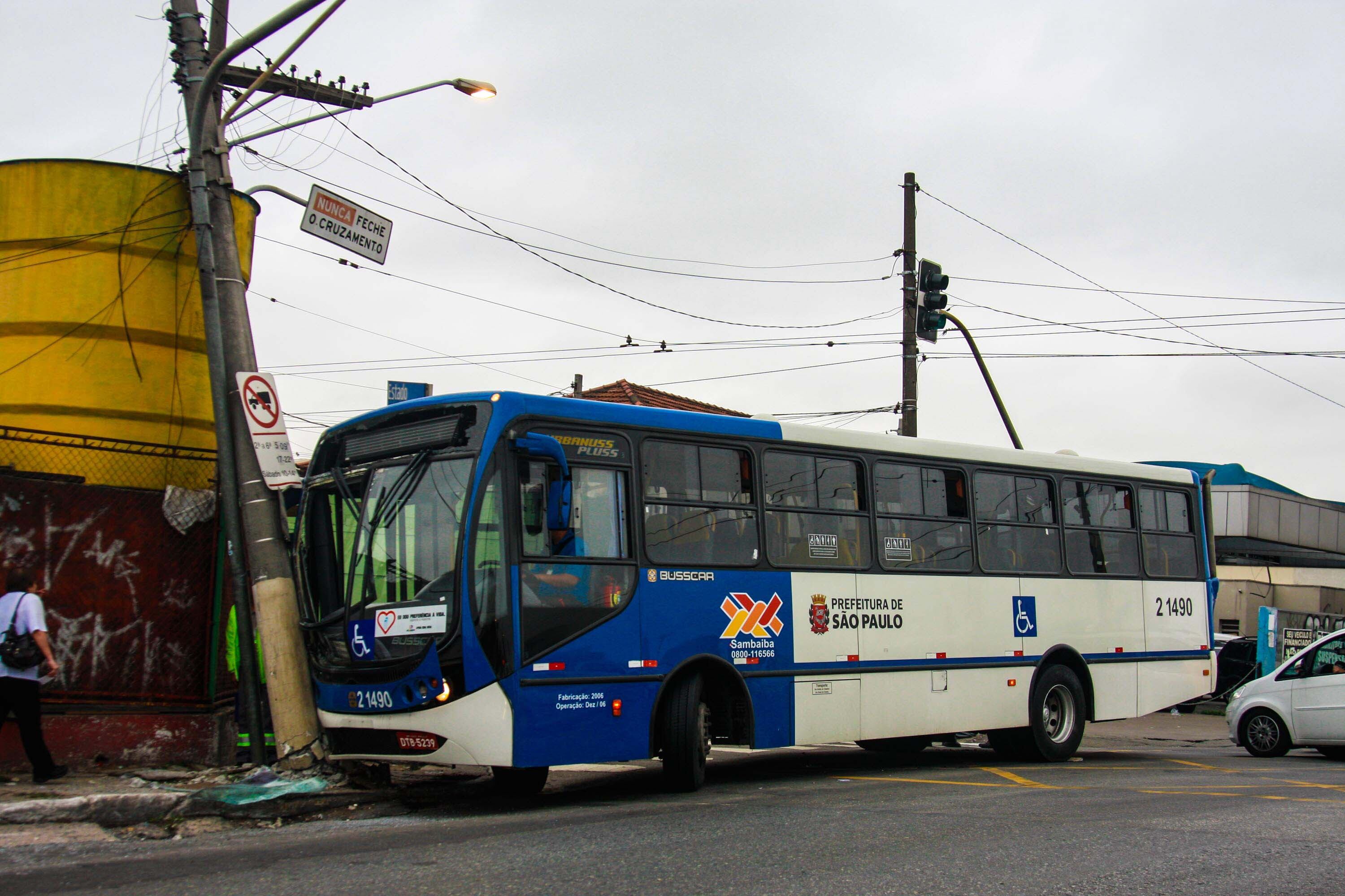 Ônibus bateu em poste na avenida do Estado, no centro de SP, na madrugada desta terça-feira