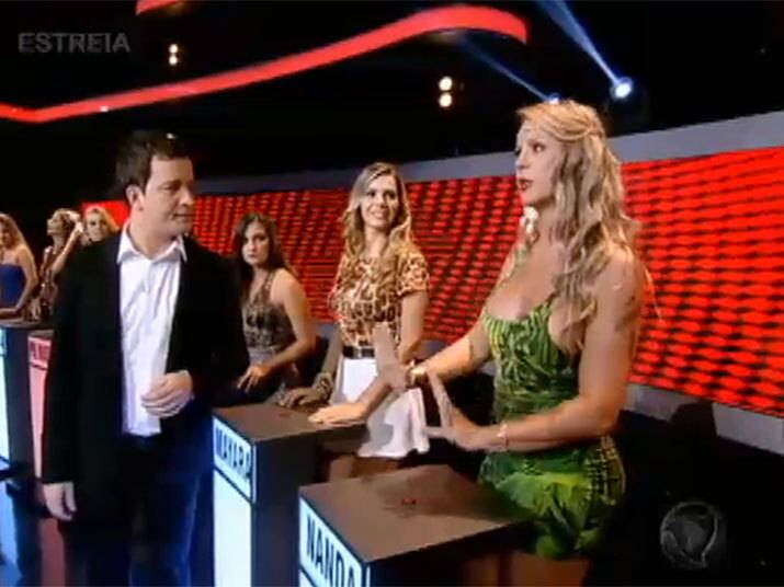 Olha só como ficou o visual decotado de Nanda

+ Noiva há oito anos, Juju Salimeni conta como foi conquistada pelo amado

+ Uau! Eliedson dança Lepo-Lepo no palco e fatura encontro em resort

+ Fogo! Mesmo após performance pirotécnica, Diego vai para casa sozinho
