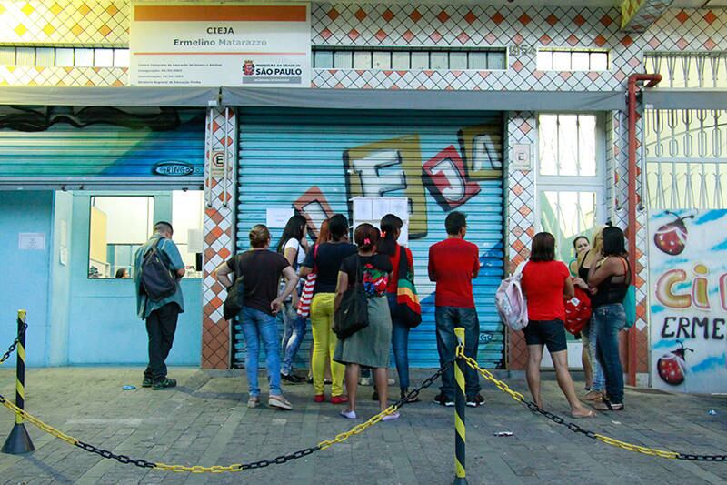 Do total de 327,8 mil matriculados no EJA no ano passado, um em cada cinco alunos tinha mais do que 40 anos. Em 2002 o percentual dessa faixa etária era de 9,7%, passando para 16% em 2010 e chegando aos atuais 21%. As mulheres são a maioria das interessadas, representando 51% do total, apontou a pesquisa da secretaria