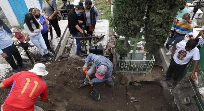 Enterro de Juan Pueblita é feita pelos próprios parentes em Tláhuac