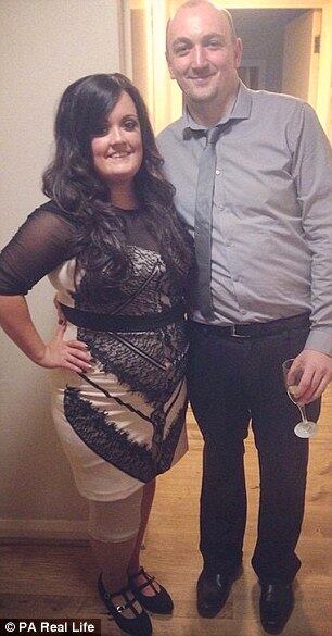 McKenzie convenceu
Cheryl a procurar um médico e passar por uma série de exames. Ela foi
diagnosticada com sarcoma, câncer nos tecidos conjuntivos. No mesmo dia, a
jovem de 27 anos recebeu mais uma notícia devastadora: o câncer já estava em
estágio tão avançado, que sua perna direita precisaria ser amputada do joelho
para baixo para a não-propagação da doença.

Apenas uma semana
antes da operação, McKenzie havia pedido a mão da jovem em casamento. Agora, dois anos
após a cirurgia, após ter sido equipada com uma prótese, o casal está ansioso para a
cerimônia 