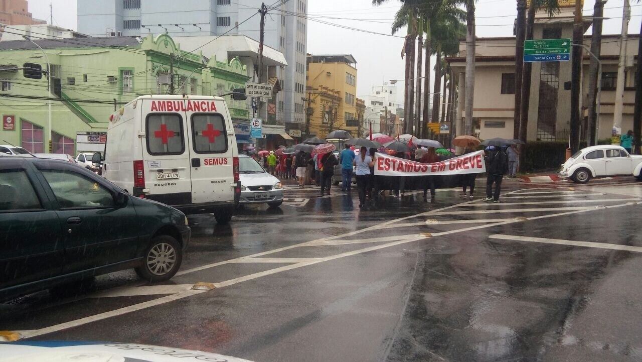 Os manifestantes contrários à Reforma Trabalhista percorrem as principais ruas do centro de Cachoeiro nesta sexta-feira (28)