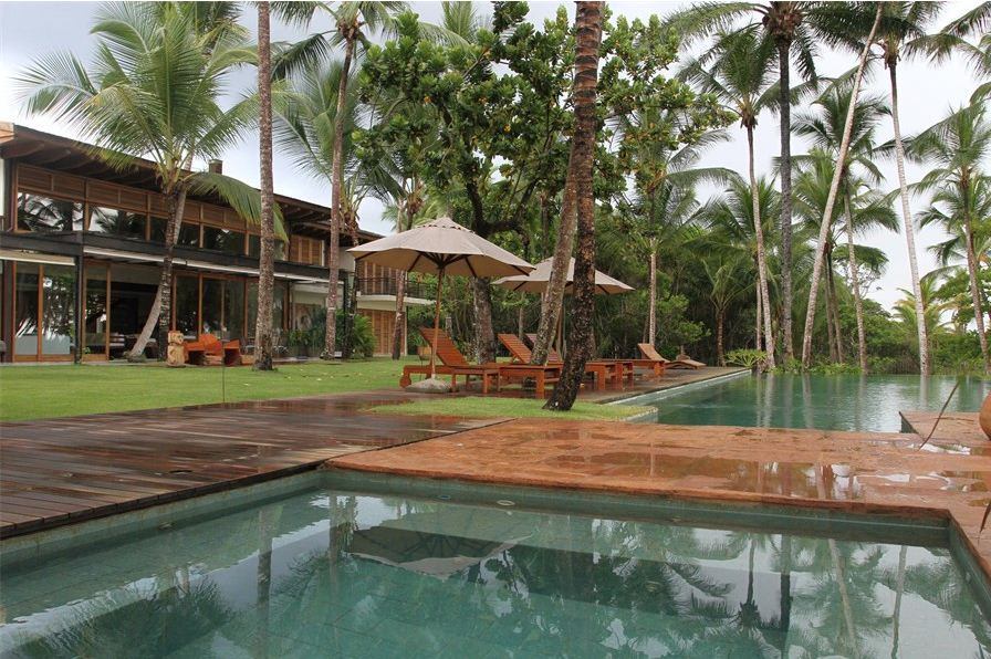 À venda por R$ 19,7 milhões (US$ 5,4 milhões), esta propriedade está
localizada no litoral da Bahia, entre as cidades de Ilhéus e Itacaré
