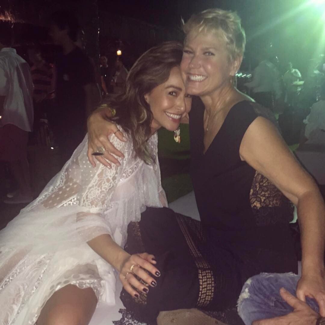 Sabrina Sato, apresentadora

— Hoje é aniversário da nossa rainha. Obrigada Xuxa por encantar seus milhões de súditos com sua majestade irretocável e por essa capacidade única de nos inspirar. Que criança não desejou enumerar um rosário de beijos para seus familiares no seu microfone? Quem nunca cantarolou seus sucessos e os tem como lembranças de bons momentos na vida? E sabe o que mais gosto em você? A cada dia você se reinventa e seu encanto só aumenta. Que mulher, que mãe, que referência profissional você é para mim. Você está cada dia melhor! Parabéns Xuxa, esta súdita te ama e quer que seu dia seja realmente especial. Felicidades rainha!!! 
