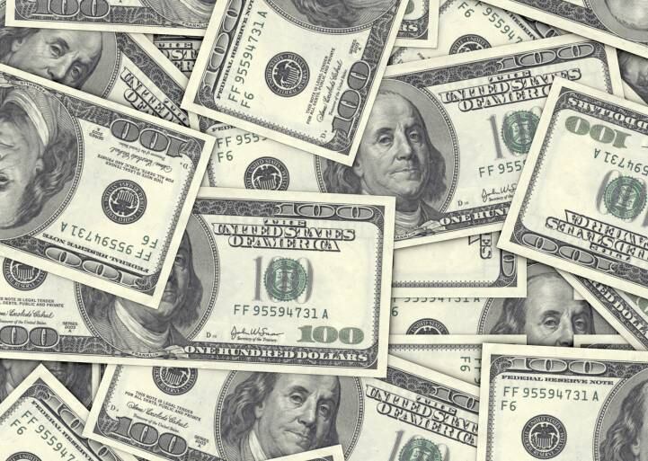 Dólar fechou em R$ 2,21 após pregão mais curto nesta segunda-feira (23)
