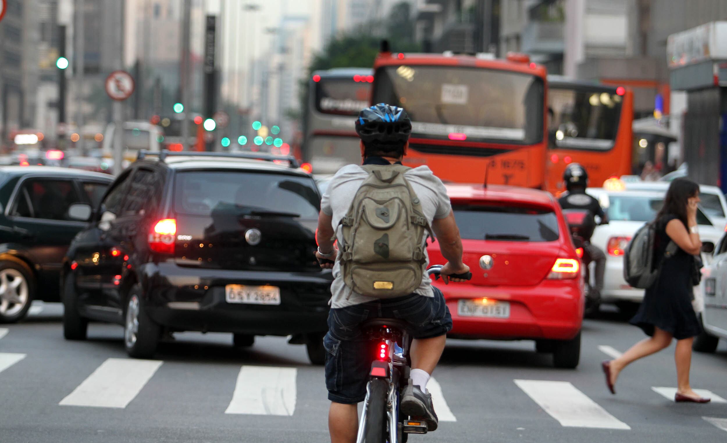 Quem anda de bike destaca que o trânsito se tornou um pouco mais 'simpático' aos ciclistas desde o aumento da fiscalização
