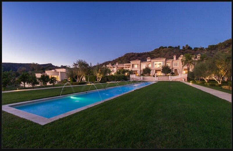 Por
que alguém iria querer deixar de morar em uma propriedade com piscina, spa,
quadra de tênis e um espelho d’água com 39 m?