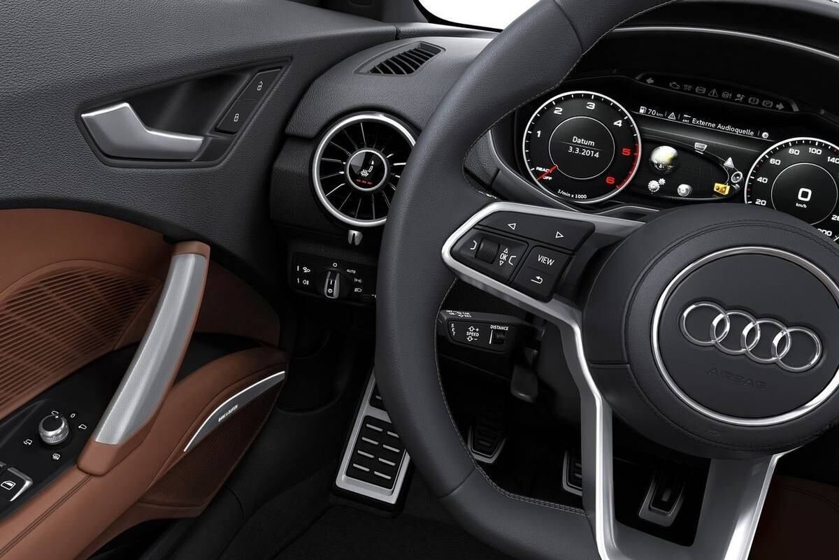 O volante também é novo, mas mantém a empunhadura, com base achatada e encaixe perfeito para as mãos

Saiba tudo sobre carros! Acesse R7.com/carros
E confira os melhores preços de novos e usados em r7.icarros.com.br
