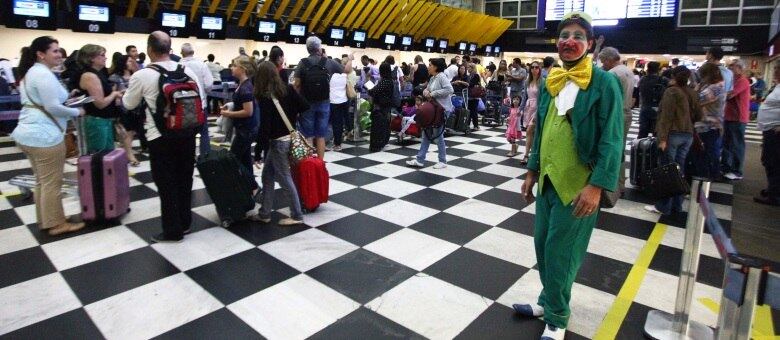 Homem vestido de palhaço distraía as crianças e adultos nas filas