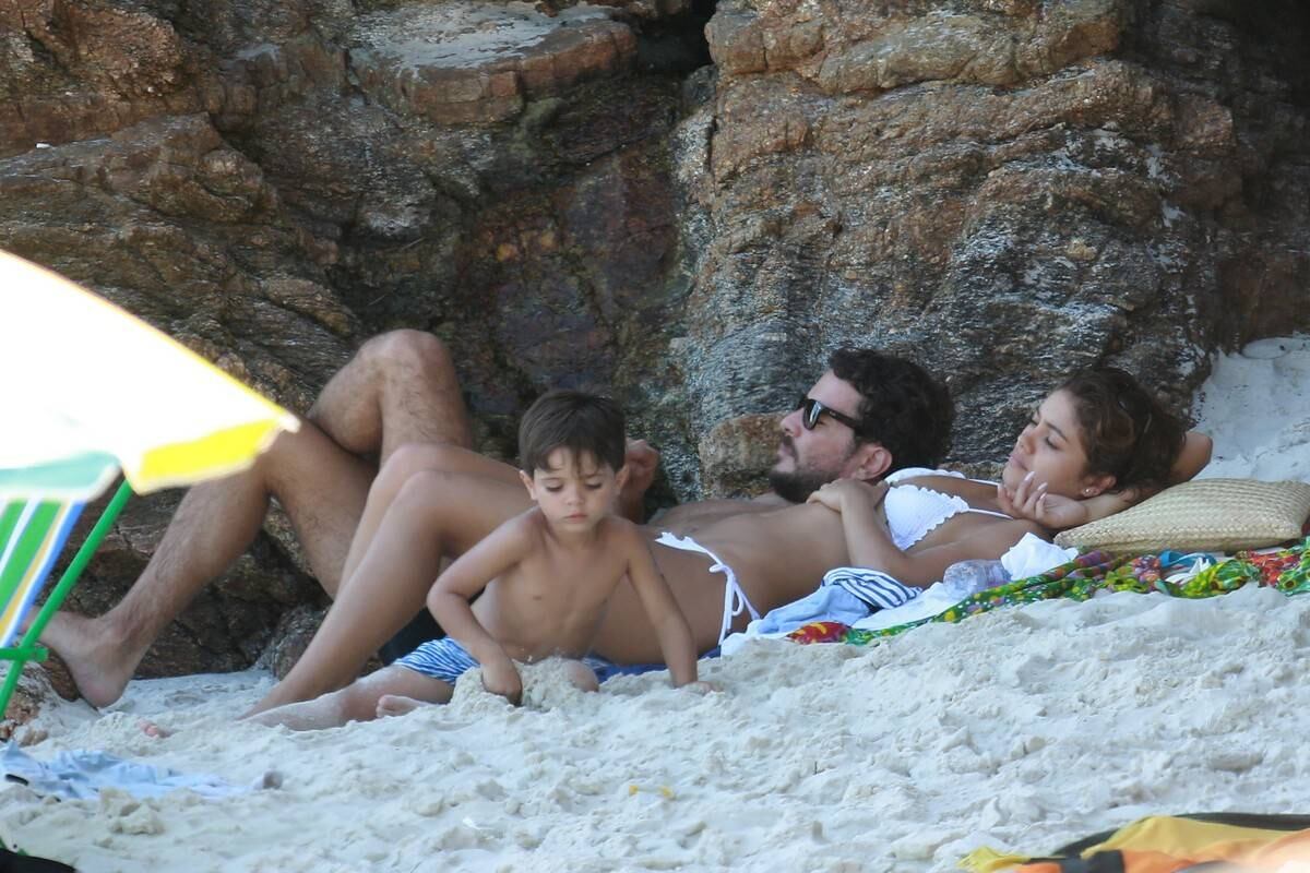 Sophie Charlotte e Daniel de Oliveira se divertem em praia com a família
