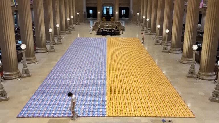 Um grupo de adolescentes em Chicago, nos Estados Unidos, busca entrar no Guinness World Record, o livro dos recordes, por criar o maior mosaico de uma bandeira feita de caixas de cereal. Ao todo foram quase 5.000 unidades usadas para recriar a bandeira da Ucrânia

*Estagiário do R7, sob supervisão de Raphael Hakime
