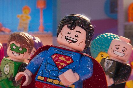 Referências aparecem por todos os lados, incluindo os herois da DC