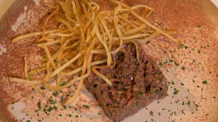 Steak Tartar

Ingredientes:
500g de filé mignon cortado em picadinhos na faca
10g alcaparras
10g de cebola roxa
5g de salsinha picada
2g de molho de pimenta vermelha
2g molho inglês
Sal a gosto e pimenta preta a gosto

Modo de preparo:
Coloque um bowl ou uma tigela dentro de outra tigela com gelo. Acrescente os ingredientes e misture bem sem tirar o contato da tigela do gelo para manter a temperatura da carne. Sirva em um prato acompanhado com fritas.

Acompanhe o quadro Mitos e Verdades no programa Domingo Espetacular, que vai ao ar todos os finais de semana, às 19h45, na Record TV
