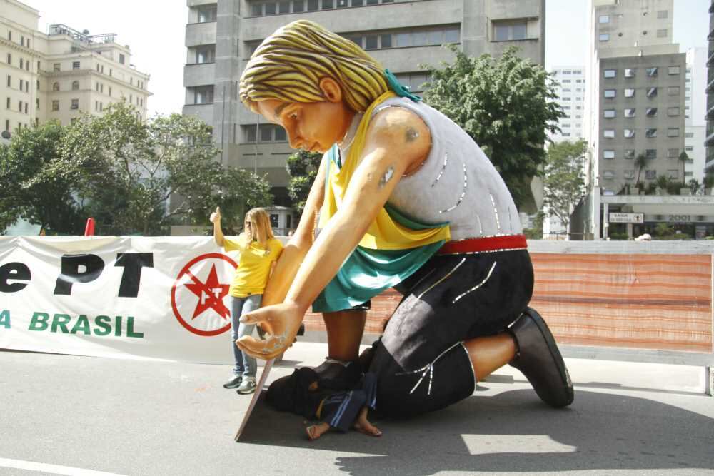 São Paulo (SP) - Um garoto
aproveitou um bonecão anti-Dilma para tirar uma soneca à sombra