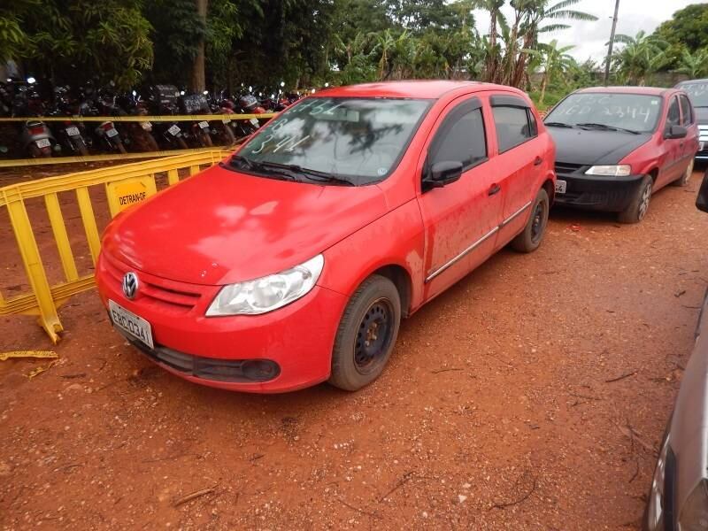 O lote 51 tem este VW Gol e vários outros modelos. O lance mínimo é de R$ 3.250,00. Estes carros não tem condições de rodagem