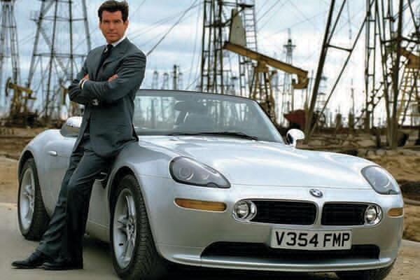 BMW Z8 — Visto nas cenas de 007 — O Mundo Não É O Bastante, de 1999, o roadster alemão é simplesmente serrado ao meio, em uma cena dramática. Foi produzido entre 1999 e 2003