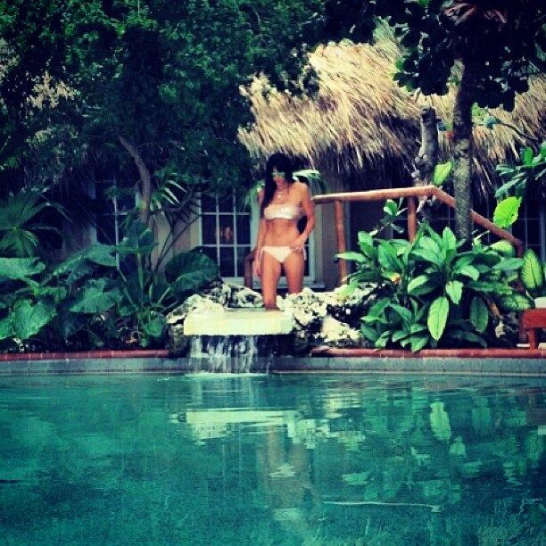 Suzana ainda ficou impressionada com a piscina e deu um mergulho nela.

— Fala sério que delícia de piscina... In Love