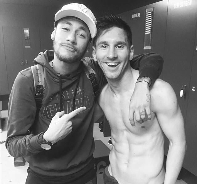 14. Prefira Messi a Cristiano Ronaldo
Neymar já assumiu publicamente que torce para o seu amigo e companheiro de equipe Messi nas premiações da Fifa. É melhor você não ser do contra!