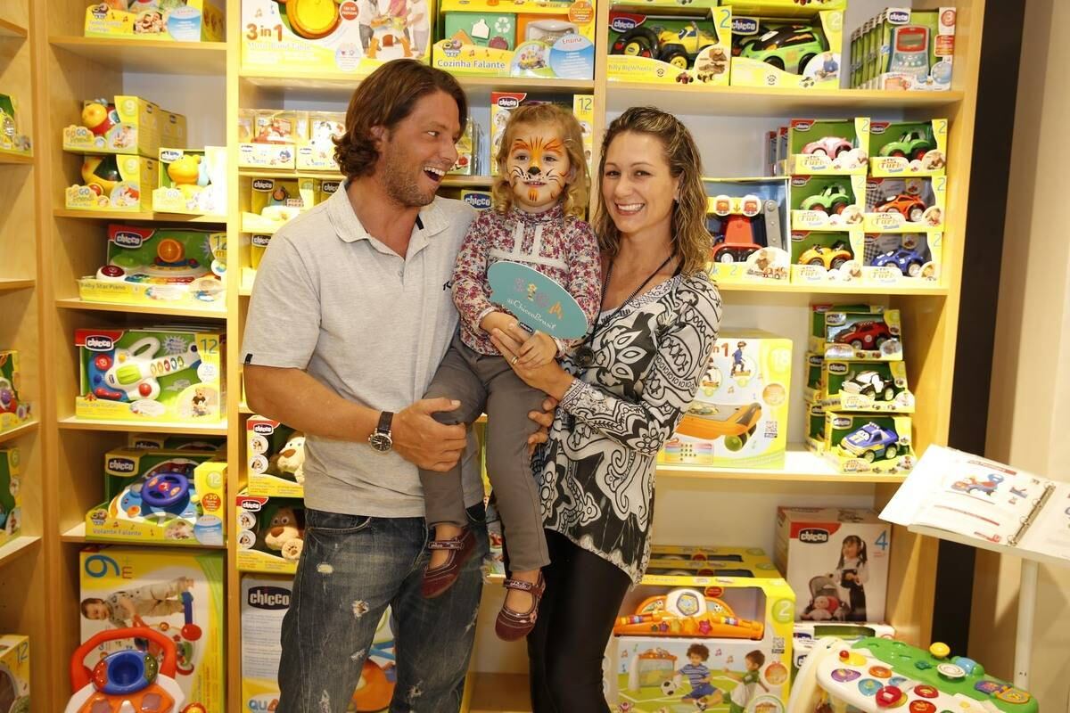 Famosos vão a lançamento da coleção de primavera de uma marca infantil no Rio