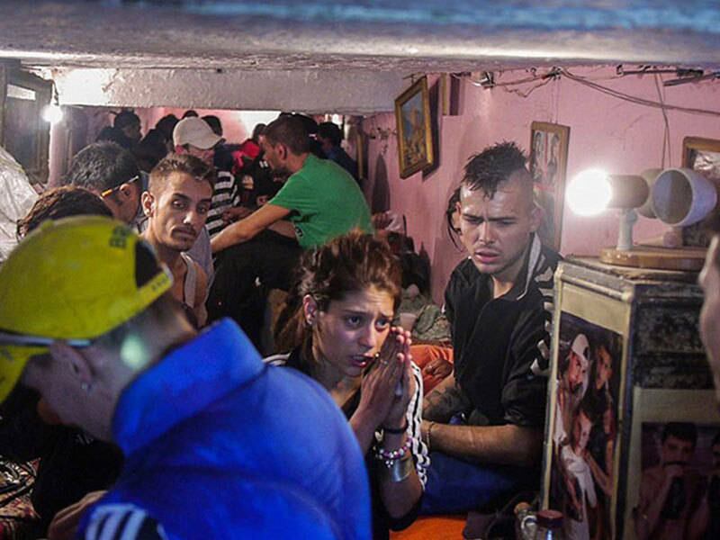 Bucareste, a capital da Romênia, já foi chamada de "pequena Paris", graças à sua arquitetura única, sofisticação social, uma cultura admirada internacionalmente e mais de 500 anos de história.

Mas, como muitas centros urbanos do mundo, a cidade possui um submundo assustador, onde proliferam drogas pesadas e doenças contagiosas