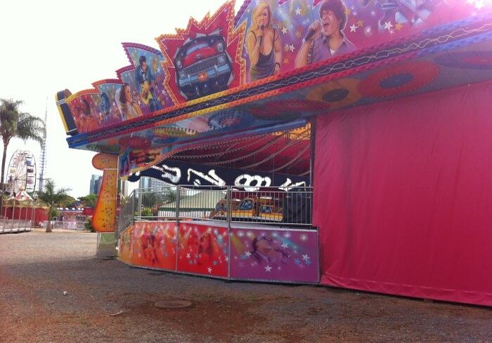 No dia 25 de novembro de 2012, uma menina de 12 anos foi arremessada para fora de um brinquedo, em um parque de diversões localizado na Asa Sul, em Brasília (DF), após a barra de segurança abrir. Ela sofreu diversos ferimentos pelo corpo e teve traumatismo craniano, mas se recuperou. O parque foi interditado pela Defesa Civil, que exigiu readequação em todas as atrações. Cerca de um mês após o acidente, o local reabriu