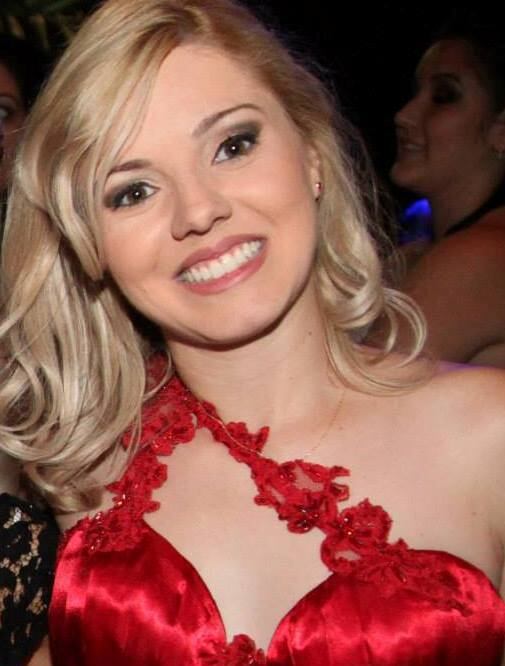 A delegada Talita Carvalho, de 30 anos, lotada na 10ª DP (Botafogo), diz que não descuida da aparência. Pelo cargo que ocupa acha imprescindível estar apresentável sempre. Talita disse que sua rotina de plantonista quase não a deixa fazer academia, mas que, sempre que pode, cuida do corpo. 



— Eu sou mulher e tenho que estar com o cabelo em ordem e passar no salão a cada 15 dias para deixar a unha feita. Às vezes, [as pessoas] se surpreendem quando chegam aqui na delegacia, pedem para falar com o delegado e eu apareço. Tiro de letra qualquer saia justa [risos]
