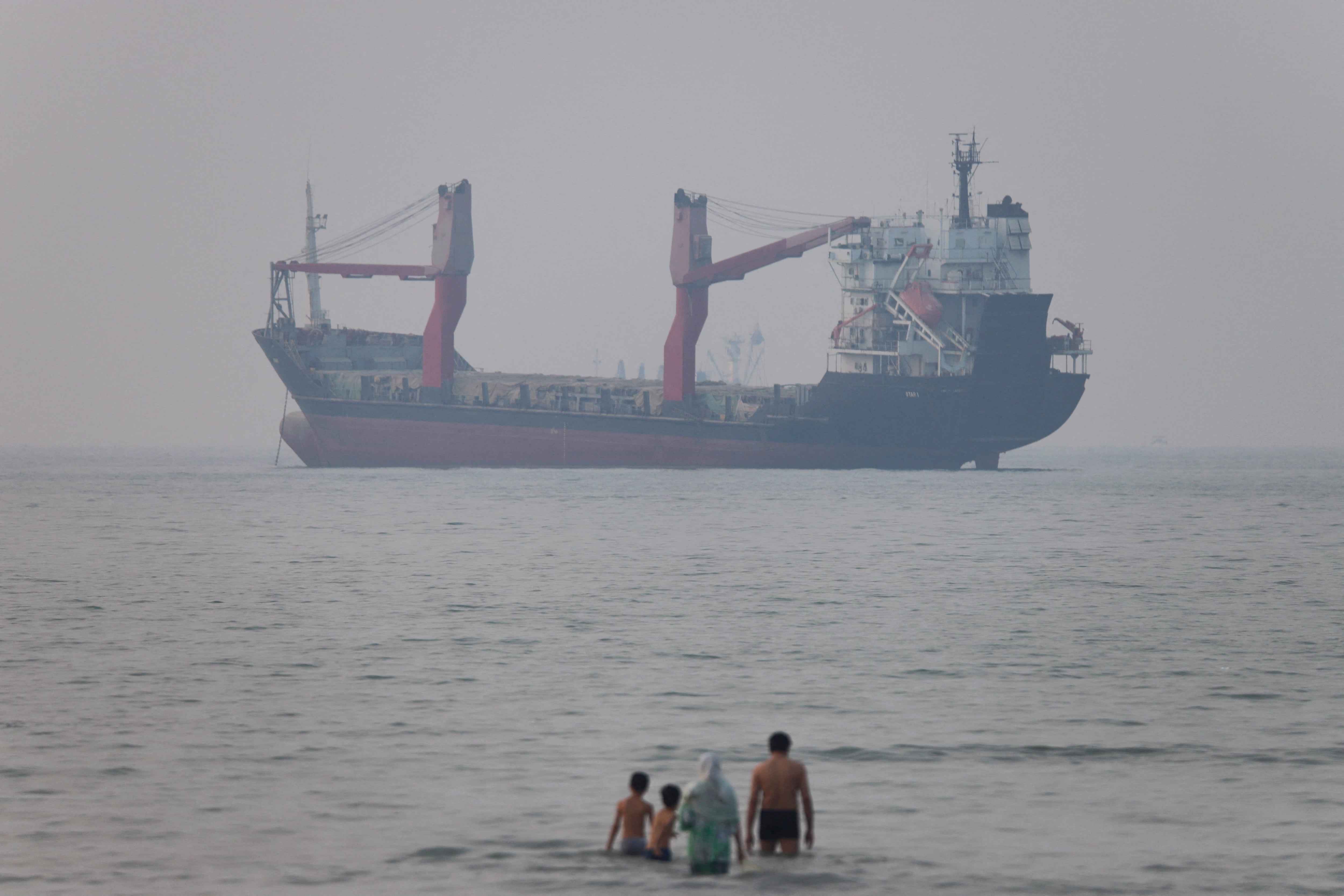 Uma embarcação no estreito de Ormuz, perto da praia de Bandar Abbas, no Irã
