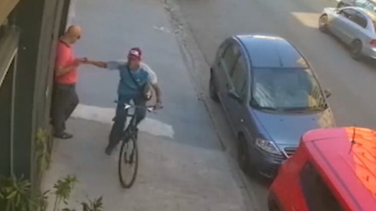 No dia a dia, grande parte da população brasileira se acostumou a ver as ações por um ângulo de fora da situação, como imagens de câmeras de segurança que flagram tudo. Uma ação simples e rápida, mas que pega todos de surpresa e pode prejudicar bastante a vida de quem é vítima, que, quando distraídas, criam ótimas oportunidades para ladrões atentos