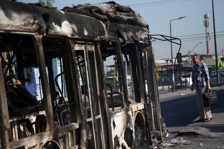 Ônibus foi queimado em meio à violência em Santiago
