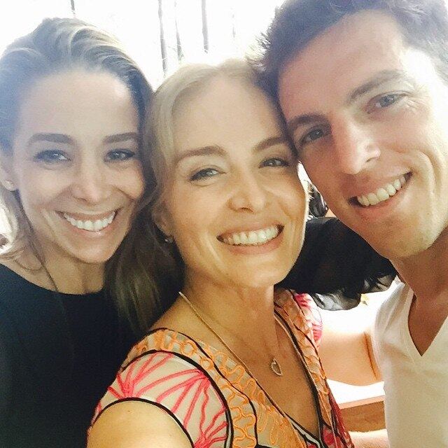 Dani Winits foi com o namorado, Amaury e deu sorrisão para selfie 