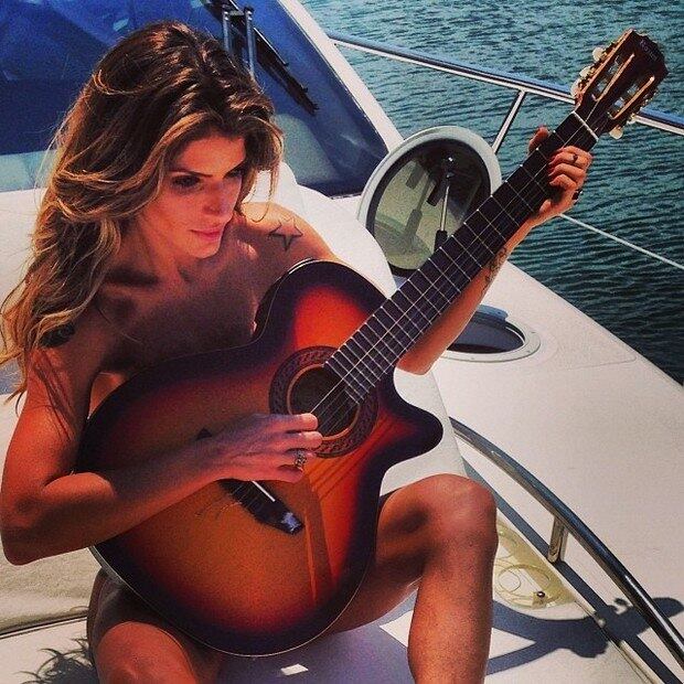 Carol Magalhães escondeu os seios com violão